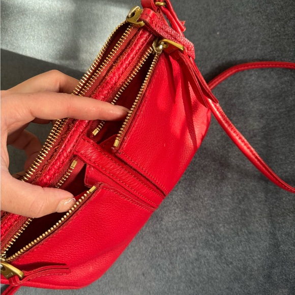 Gorgeous genuine leather red crossbody Fossil purse - Picture 7 of 8